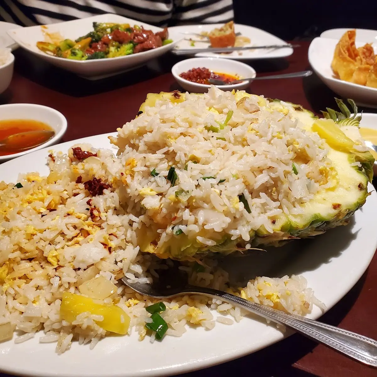 凤梨炒饭 fresh pineapple fried rice